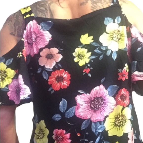❌DONATED❌Black Floral Cold Shoulder Short Flutter Sleeve V-neck Top - Picture 8 of 11